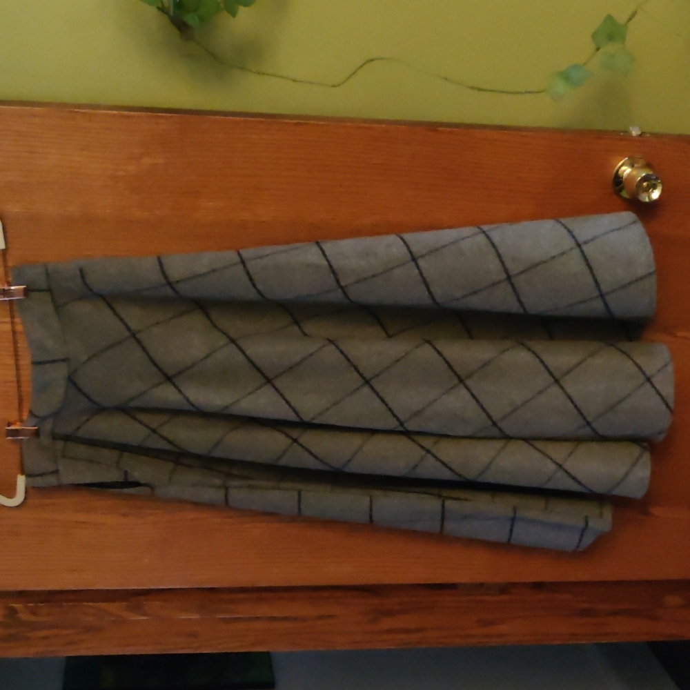 Grey patterned wool/felt midi skirt M/L